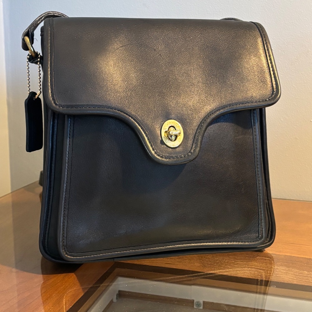 Vintage Coach Shelton Bag in Navy color Style 9917